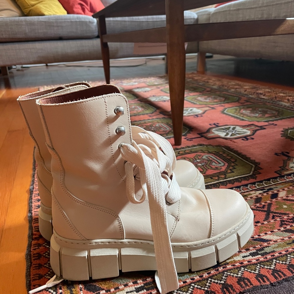 ALOHAS Can Can Boots